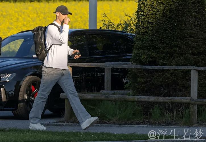 穆勒度假归来组织聚会，20名队友积极参与